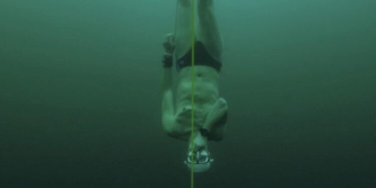 OMG: बर्फ से जमी झील में 170 फुट नीचे डुबकी लगाकर गोताखोर ने गिनीज बुक में दर्ज किया नाम