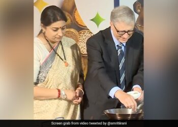 Smriti Irani Taught Bill Gates How To Add Tadka To Khichdi People Gave Such Reactions See Viral Video