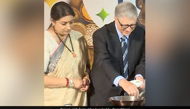 Smriti Irani Taught Bill Gates How To Add Tadka To Khichdi People Gave Such Reactions See Viral Video