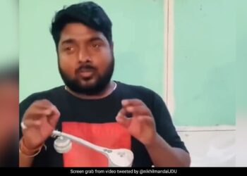 The Person Surprised Everyone By Singing Moh Moh Ke Dhaage In A Lovely Voice, The Video Is Going Viral On Social Media