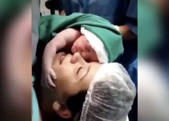 Newborn Refuses To Leave Mother Hugs Tightly In Delivery Room: Newborn Baby Does Not Want To Leave His-mother Heart Touching Video, Emotional Video, Mother Son Viral Video