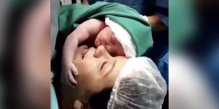 Newborn Refuses To Leave Mother Hugs Tightly In Delivery Room: Newborn Baby Does Not Want To Leave His-mother Heart Touching Video, Emotional Video, Mother Son Viral Video