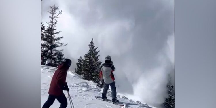 Large Powder Cloud Avalanche Descending Down US Mountain Inernet Says What Incredible Footage See Video – पहाड़ से गिरता रहा बर्फ का बवंडर, हिमस्खलन का ख़ौफनाक मंज़र देख सहम गए लोग, बोले