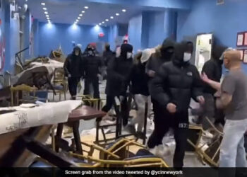 Viral Video: Teens Vandalise Chinese Restaurant In Queens, Police Search For Suspects – NDTV Hindi, NDTV India – VIRAL VIDEO: जब हुड़दंगी अमेरिकी किशोरों ने चीनी रेस्तरां में जमकर की तोड़फोड़