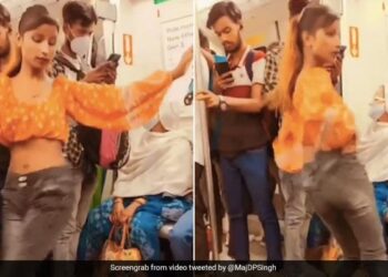 Girl Dancing In The Crowded Delhi Metro To Make Reels People Said Free Entertainment With Journey – लड़की रील्स बनाने के लिए दिल्ली मेट्रो में भीड़ के बीच ही करने लगी डांस, लोग बोले