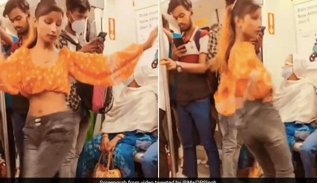 Girl Dancing In The Crowded Delhi Metro To Make Reels People Said Free Entertainment With Journey – लड़की रील्स बनाने के लिए दिल्ली मेट्रो में भीड़ के बीच ही करने लगी डांस, लोग बोले