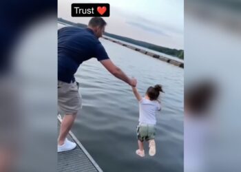 पापा का हाथ थाम कर गहरे पानी से भी नहीं ‘डरी’ नन्हीं सी बच्ची, लोगों ने कहा सिर्फ बेटी ही ऐसा कर सकती है