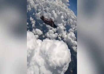 शख्स ने लगाई आसमान से छलांग! VIDEO देख लोगों को याद आया टॉम क्रूज