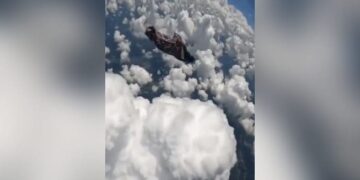 शख्स ने लगाई आसमान से छलांग! VIDEO देख लोगों को याद आया टॉम क्रूज