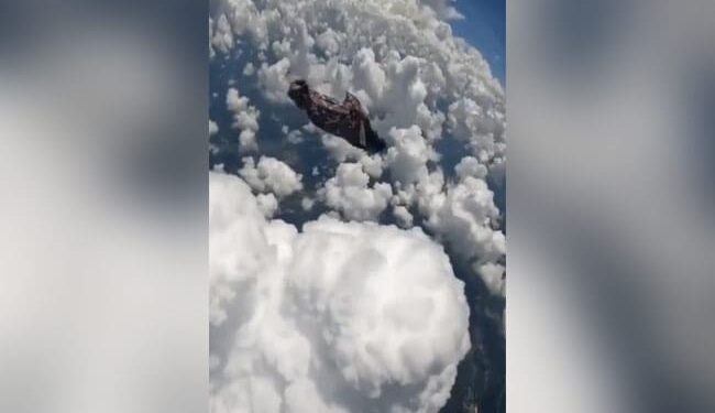 शख्स ने लगाई आसमान से छलांग! VIDEO देख लोगों को याद आया टॉम क्रूज