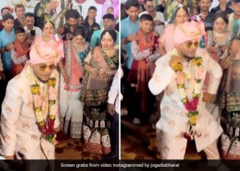 Groom Lost Consciousness And Started Dancing In Front Of Bride Did Something Like This While Sitting Among The Guests See Viral Video – दूल्हन की एंट्री होते ही होश खो बैठा दूल्हा, मेहमानों के बीच बैठकर किया कुछ ऐसा, लोग बोले
