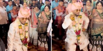 Groom Lost Consciousness And Started Dancing In Front Of Bride Did Something Like This While Sitting Among The Guests See Viral Video – दूल्हन की एंट्री होते ही होश खो बैठा दूल्हा, मेहमानों के बीच बैठकर किया कुछ ऐसा, लोग बोले
