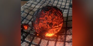 Woman Made Litti For The First Time Something Like This Was Seen In The Photo Internet Says Is This A Meteorite Or A Piece Of Mars – महिला ने खाने के लिए पहली बार बनाई लिट्टी, फोटो में दिखा कुछ ऐसा, लोग बोले