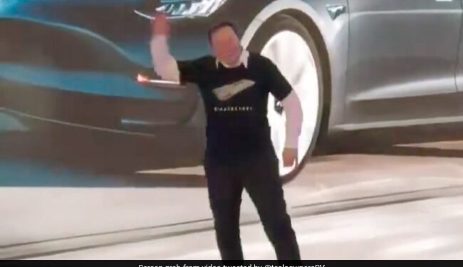 Old Video Of Elon Musk Dancing At Shanghai Event Goes Viral | Elon Musk Dad Dance At Tesla Event Amuses Internet