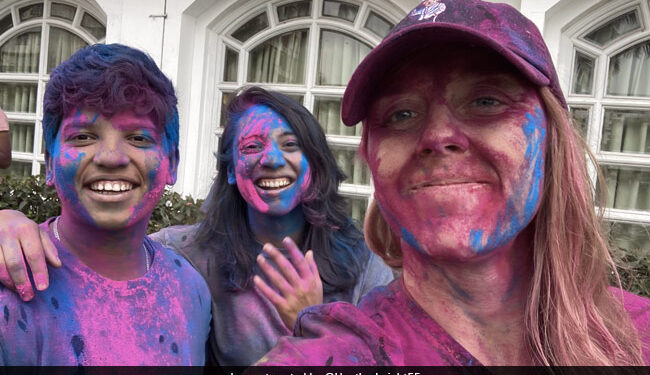 English Cricketer Heather Knight Asks Twitter User Suggestions To Remove Holi Colour From Blonde Hair, Netizens Respond, Jugaad To Remove Holi Colour From Hair