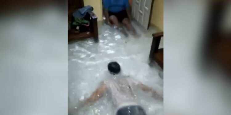घर को स्विमिंग पूल बनाकर तैरते नजर आए लड़के, VIDEO देख यूजर्स ने दिए अजीबोगरीब रिएक्शन