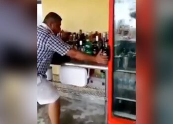 After The Earthquake, The Person Kept The Liquor Bottles In The House And Did Not Let Them Fall, It Is Called – Life May Go But He May Not Go. – भूकंप आने के बाद शख्स ने घर में रखी शराब की बोतलों को पकड़ कर गिरने न दिया, इसे कहते हैं