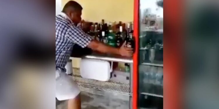 After The Earthquake, The Person Kept The Liquor Bottles In The House And Did Not Let Them Fall, It Is Called – Life May Go But He May Not Go. – भूकंप आने के बाद शख्स ने घर में रखी शराब की बोतलों को पकड़ कर गिरने न दिया, इसे कहते हैं