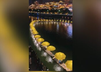 You Too Will Get Lost Seeing The Beautiful Train Made Of Wooden Boat, Watching The Video People Said Mind Blowing