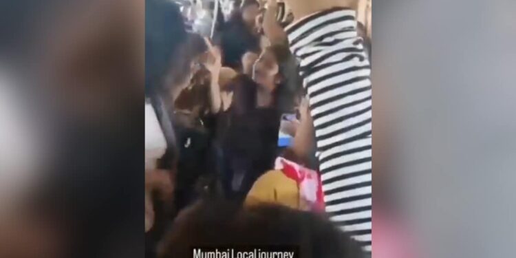 Video Of Cat Fight Of Women In Local Train Going Viral, People Said On Social Media – Daily Entertainment – लोकल ट्रेन में महिलाओं की कैट फाइट का वीडियो हो रहा वायरल, सोशल मीडिया पर लोग बोले