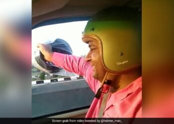 To Save The Lives Of Bike Riders, The Helmet Man Ran The Car At A Speed Of 100, The Video Went Viral