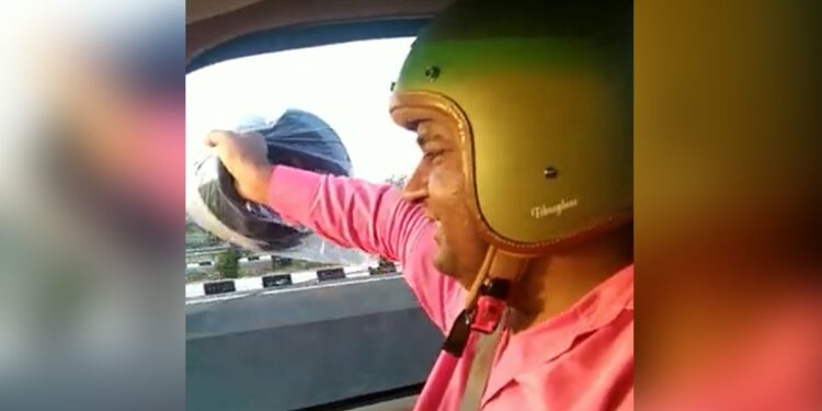 To Save The Lives Of Bike Riders, The Helmet Man Ran The Car At A Speed Of 100, The Video Went Viral