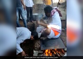 Baba Sitting On The Burning Hearth While Blesses The Devotees You Will Shocked See Viral Video