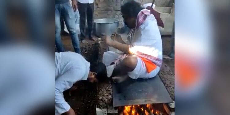 Baba Sitting On The Burning Hearth While Blesses The Devotees You Will Shocked See Viral Video