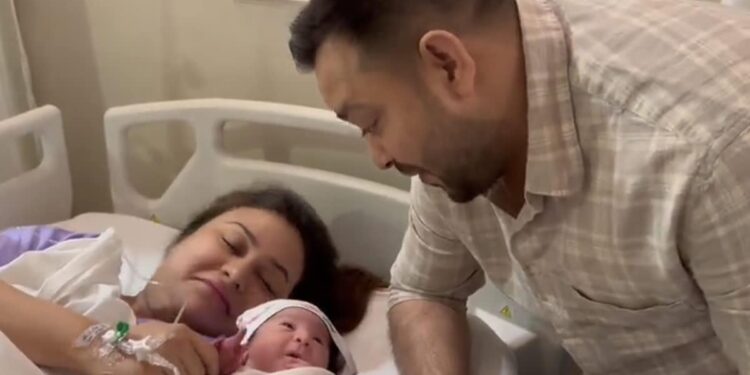 Video: Tejashwi Yadav Seen Playing With His Daughter, Video Going Viral On Social Media
