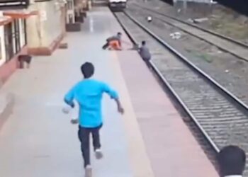 Mother Could Not See, The Child Fell On The Track, The Person Saved His Life By Running, Gave Half Of The Prize To The Child