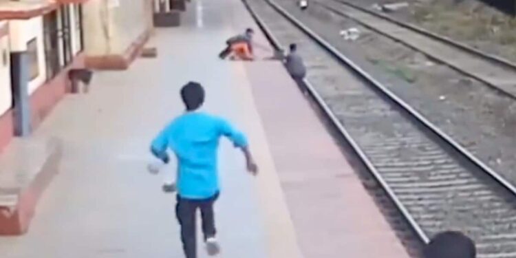 Mother Could Not See, The Child Fell On The Track, The Person Saved His Life By Running, Gave Half Of The Prize To The Child