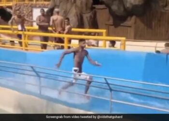 Man Was Running On A Waterslide In An Amusement Park Then What Happened Next In Viral Video