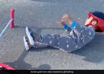 Viral Video Of Kid Doing Drama To Seek Mothers Attention – मम्मी का अटेंशन पाने के लिए बच्चे ने कर डाली ऐसी हरकत, आप भी कहेंगे
