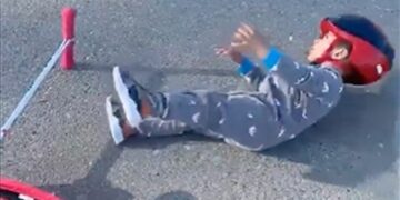 Viral Video Of Kid Doing Drama To Seek Mothers Attention – मम्मी का अटेंशन पाने के लिए बच्चे ने कर डाली ऐसी हरकत, आप भी कहेंगे