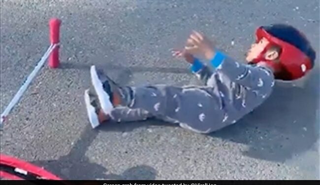 Viral Video Of Kid Doing Drama To Seek Mothers Attention – मम्मी का अटेंशन पाने के लिए बच्चे ने कर डाली ऐसी हरकत, आप भी कहेंगे