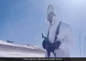 Jawan Patrolling The Border In The Snow Storm Internet Praised BSF Kashmir Shares Video