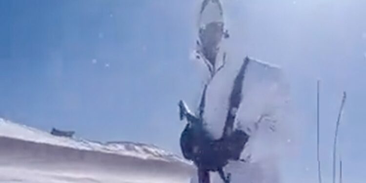 Jawan Patrolling The Border In The Snow Storm Internet Praised BSF Kashmir Shares Video