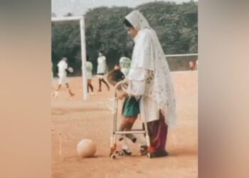 If The Son Could Not Play, Then The Mother Gave Her Support And Let Him Play Football, After Watching The Video, He Will Say – There Is No One Like Mother – बेटा खेल नहीं सकता था तो मां ने अपना सहारा देकर फुटबॉल खेलने दी, वीडियो देख कहेंगे