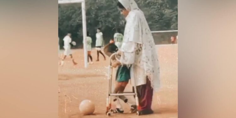If The Son Could Not Play, Then The Mother Gave Her Support And Let Him Play Football, After Watching The Video, He Will Say – There Is No One Like Mother – बेटा खेल नहीं सकता था तो मां ने अपना सहारा देकर फुटबॉल खेलने दी, वीडियो देख कहेंगे