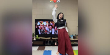 Korean Woman Dances To Kareena Kapoor Hit Song Ye Ishq Haye From Jab We Met Internet Amazed See Viral Video – कोरियाई महिला ने जब वी मेट के गाने ये इश्क हाए… पर किया जबरदस्त डांस, लोग बोले