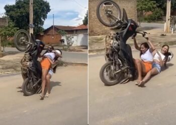 Funny Video Of Girl Driving: Girl Flying Like A Bird On The Bike | Girl Lifted The First Wheel Of The Bike In The Air,Ladkiyon Ka Video, Papa Ki Pari Viral Video