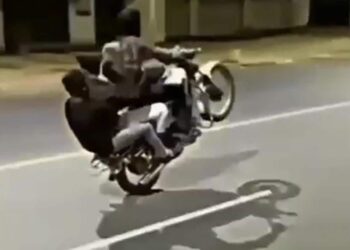 Bike Stunt Boys Stunt Video Boys Stunt Bike Viral Bike Stunt Video Sadak Par Ladko Ne Kiya Bike Par Stunt Google Trends Trending Video Amazing Video Shocking Video Hilarious Video Sport Bike Stunt Riding Bike Stunt