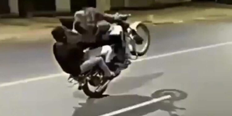 Bike Stunt Boys Stunt Video Boys Stunt Bike Viral Bike Stunt Video Sadak Par Ladko Ne Kiya Bike Par Stunt Google Trends Trending Video Amazing Video Shocking Video Hilarious Video Sport Bike Stunt Riding Bike Stunt