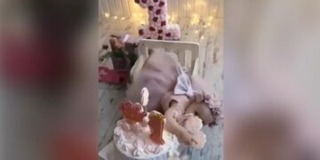 Little Girl Dropped Birthday Cake Cute Video Going Viral