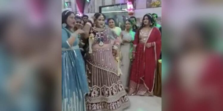 Angry Bride Video: Bride Got Angry When The Wrong Song Was Played At The Entry | Galat Gaana Bajte He Gussa Ho Gayi Dulhan