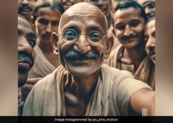 Artist Used AI To Generate Selfies From The Past Results Leave Internet Stunned See Pics – कलाकार ने AI तकनीक से बनाई अतीत की सेल्फी, महात्मा गांधी और मदर टेरेसा को देख हैरान हुए लोग, बोले