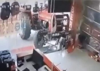 VIDEO: फिल्मी अंदाज में बिना ड्राइवर शो रूम में घुसा ट्रैक्टर, देखने वालों का लगा तांता