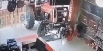 VIDEO: फिल्मी अंदाज में बिना ड्राइवर शो रूम में घुसा ट्रैक्टर, देखने वालों का लगा तांता