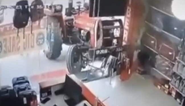 VIDEO: फिल्मी अंदाज में बिना ड्राइवर शो रूम में घुसा ट्रैक्टर, देखने वालों का लगा तांता