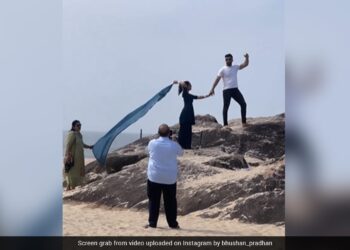 Elderly Couple Helps Daughter In Law To Click A Perfect Picture With Husband On The Beach Viral Video Wins Hearts